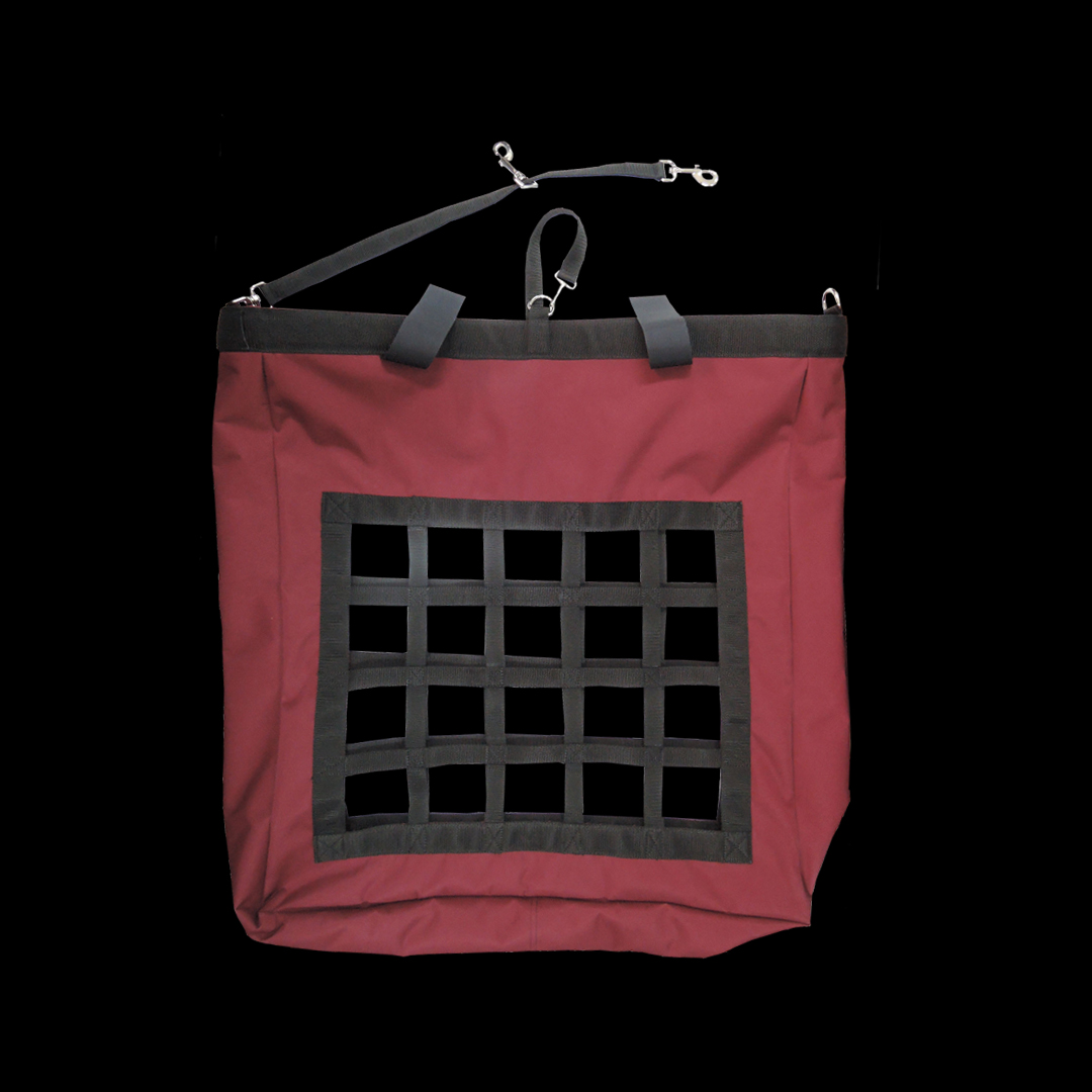 干し草ネットをかじる